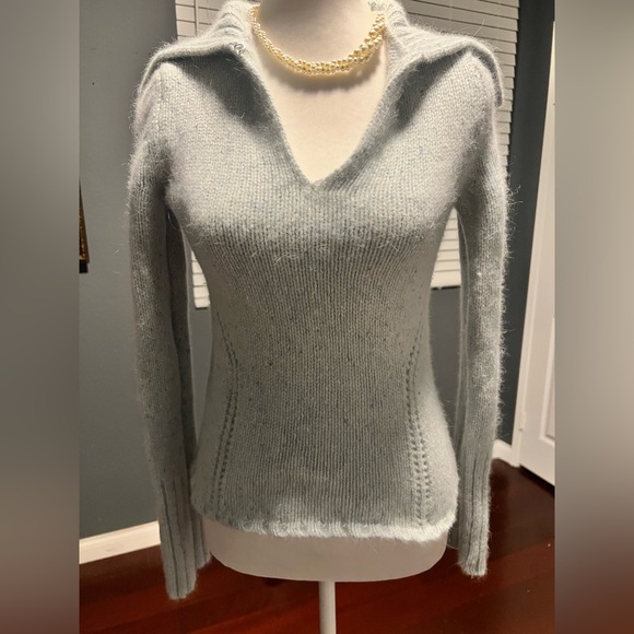 Women's V-Neck Sweater in Light Powder Blue. Size M - Picture 1 of 6